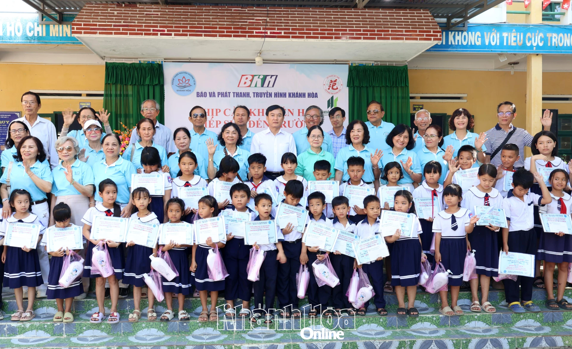 Các đại biểu và học sinh chụp hình lưu niệm.