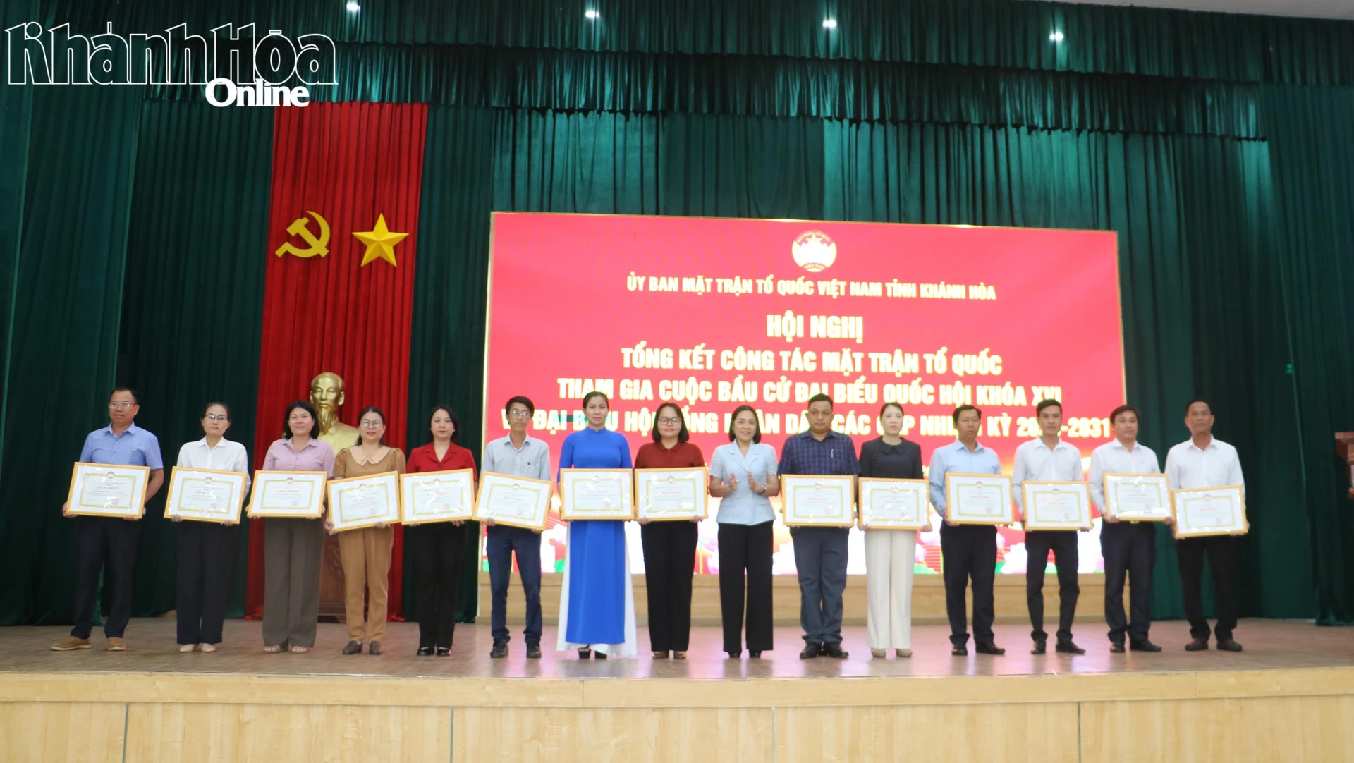 Đồng chí Trần Thu Mai trao bằng khen cho các tập thể.