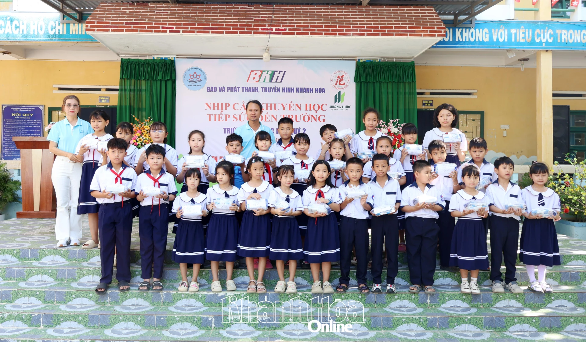 Ban tổ chức trao 1.020 cây viết bi cho đại diện các lớp.