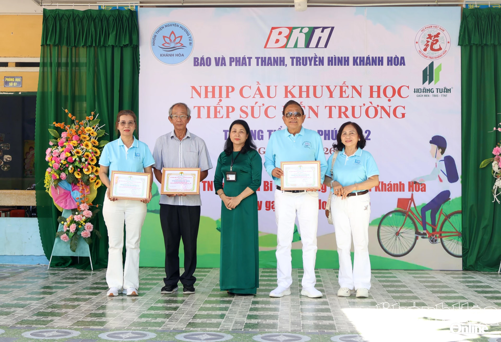 Lãnh đạo Trường Tiểu học Phú Quý 2 trao ghi nhận Tấm lòng vàng cho các đơn vị tài trợ.