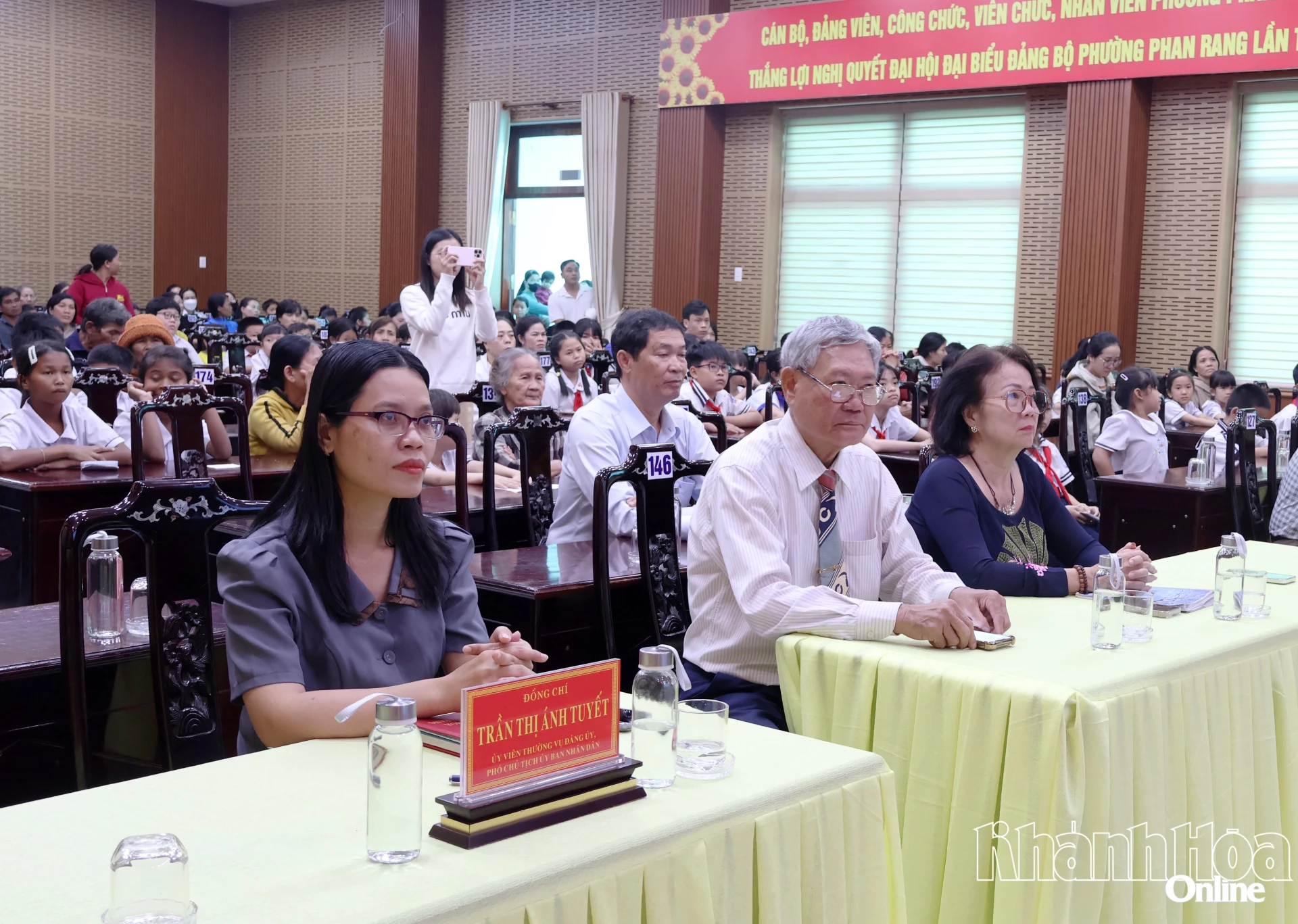 Các đại biểu tham dự chương trình.