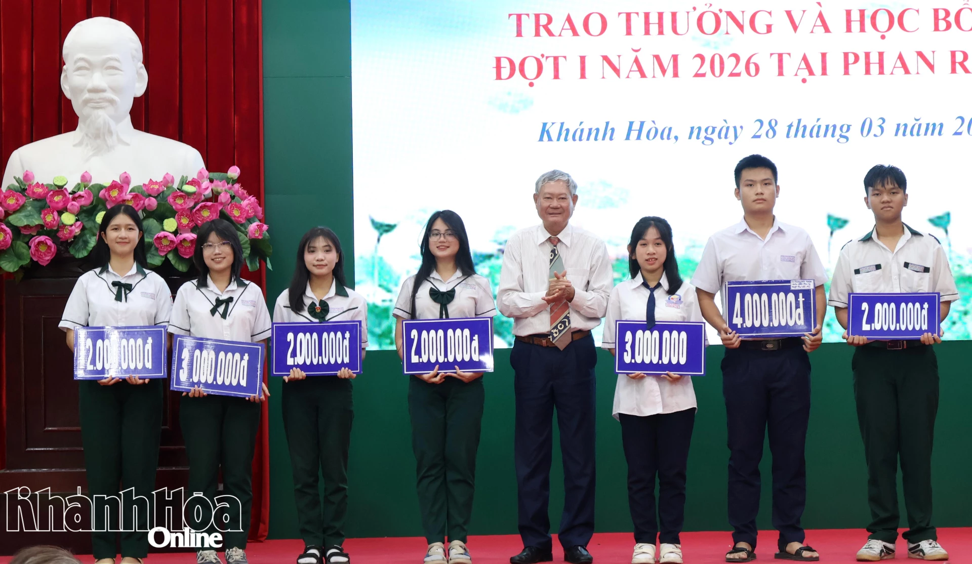 Ban tổ chức trao suất thưởng cho học sinh đạt giải cấp quốc gia.