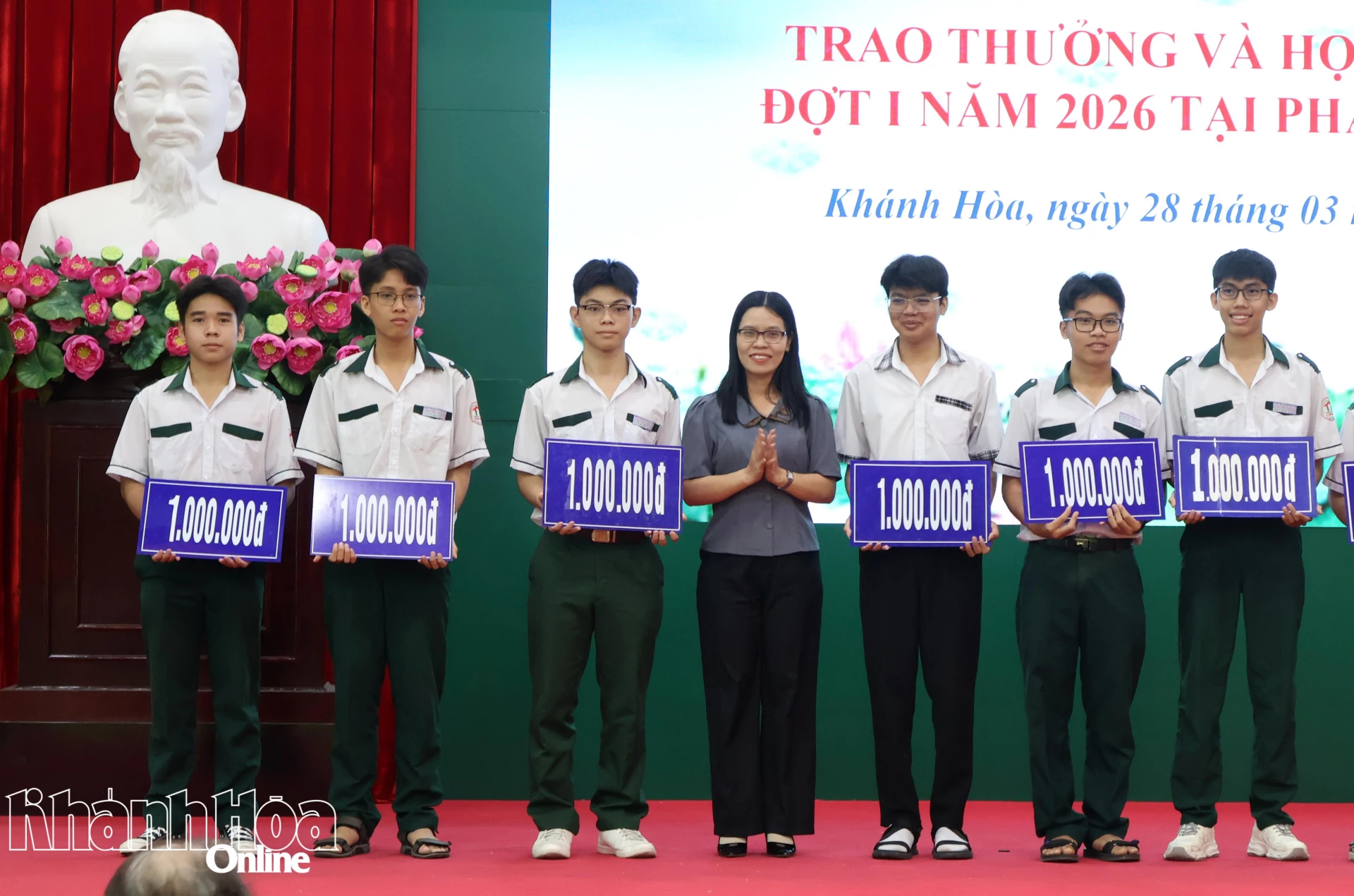 Ban tổ chức trao suất thưởng cho học sinh đạt giải cấp quốc gia.