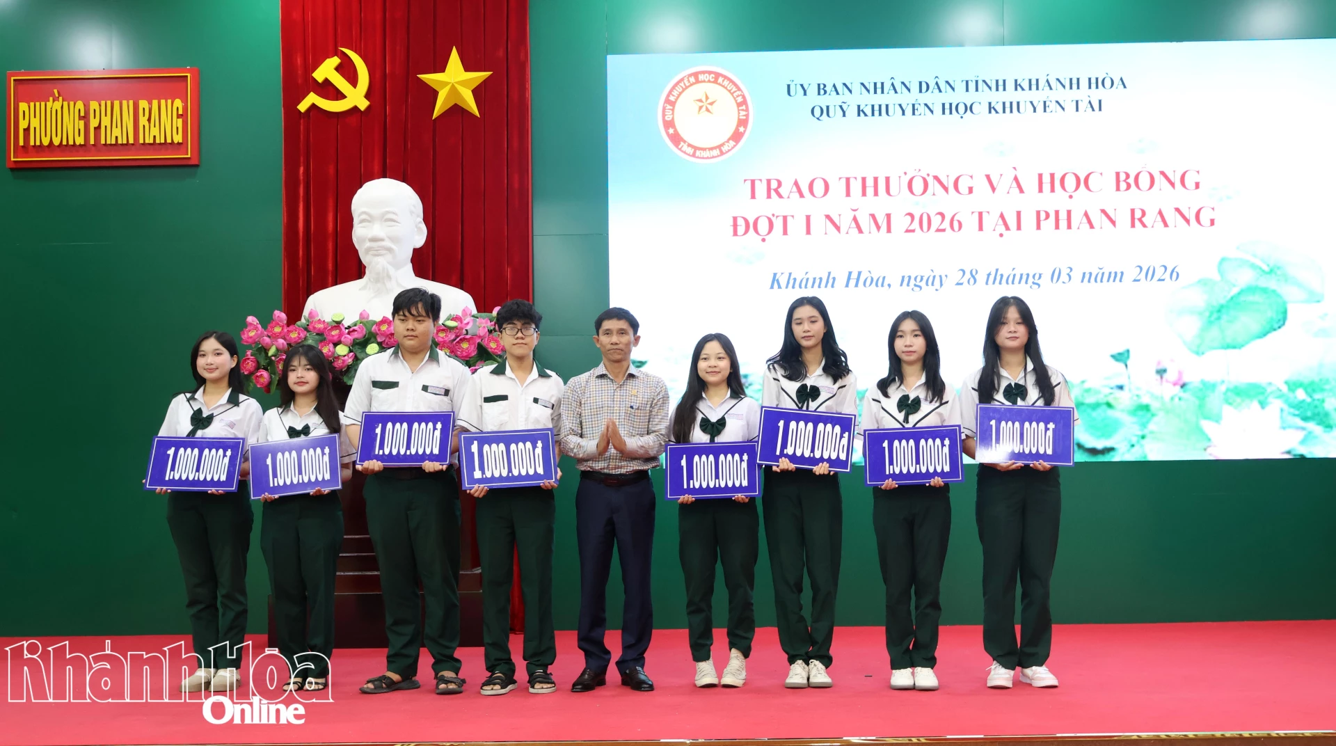 Ban tổ chức trao suất thưởng cho học sinh đạt giải cấp quốc gia.