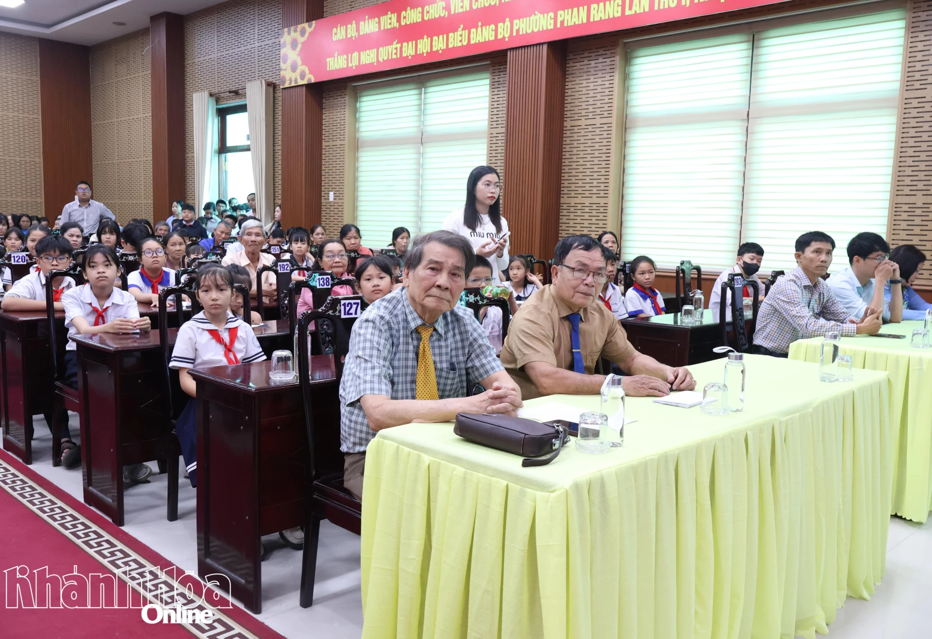 Các đại biểu tham dự chương trình.