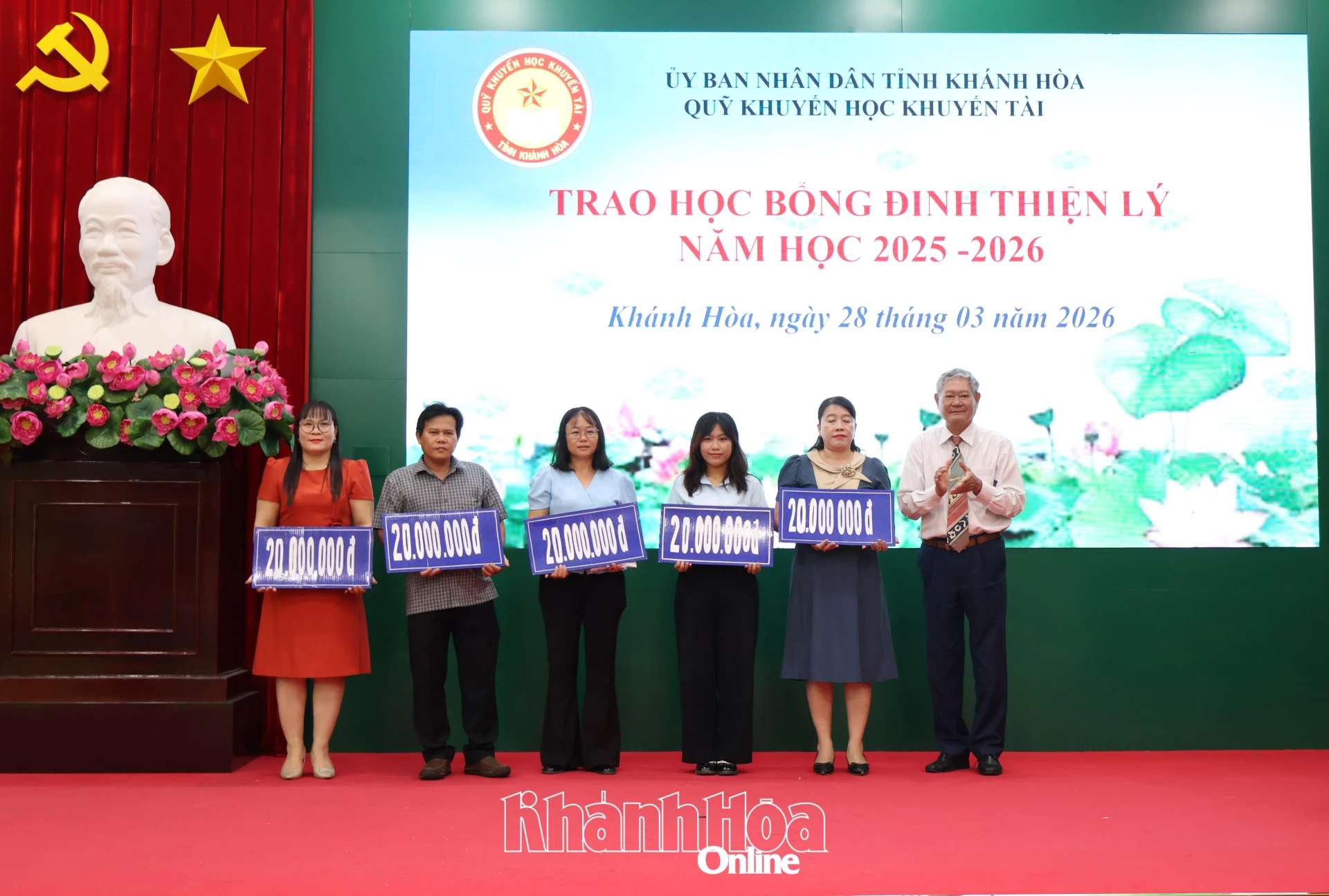 Ban tổ chức trao các suất thưởng cho đại diện các trường.