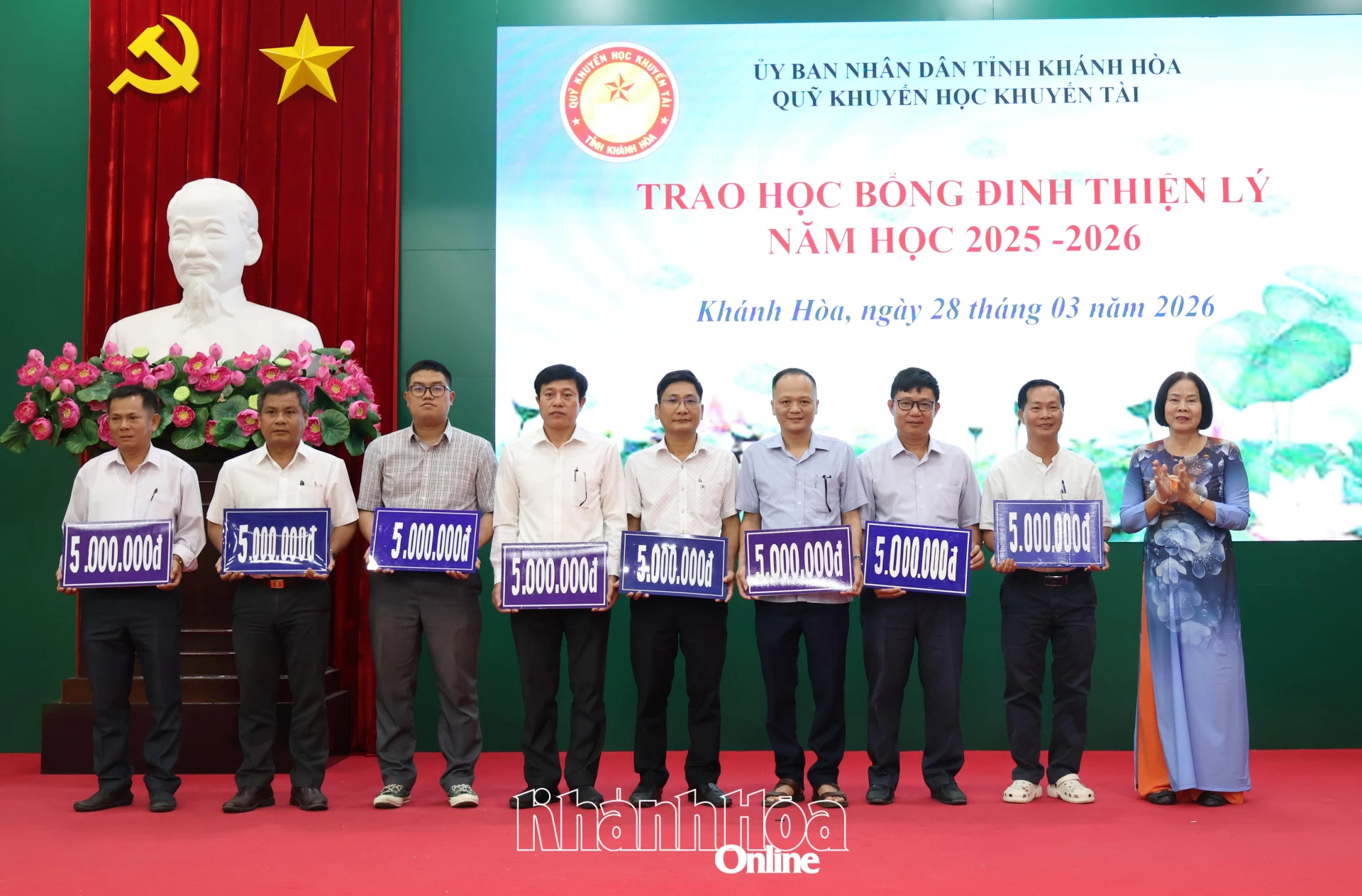 Ban tổ chức trao các suất thưởng cho đại diện các trường.