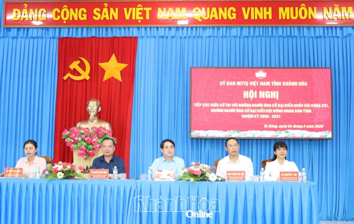 Bí thư Tỉnh ủy Nghiêm Xuân Thành và những người ứng cử đại biểu Quốc hội khóa XVI tiếp xúc cử tri xã Tu Bông