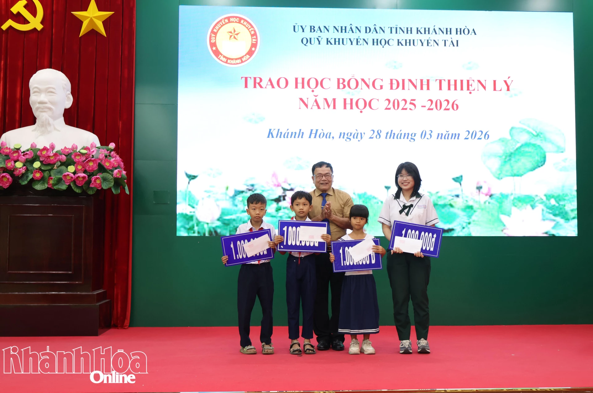 Đaii diện Hội đồng họ Phạm trao học bổng cho các học sinh.