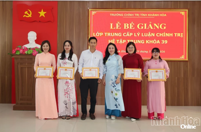 Trường Chính trị tỉnh Khánh Hòa bế giảng lớp Trung cấp lý luận chính trị hệ tập trung khóa 39