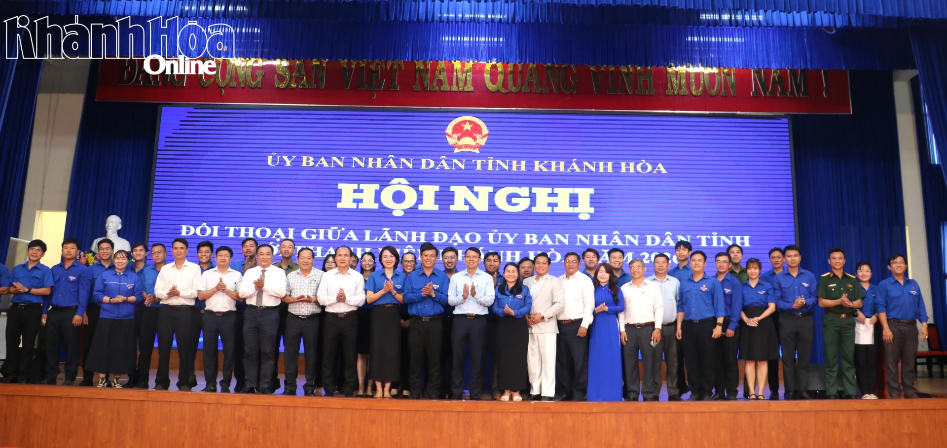 Lãnh đạo tỉnh và đại biểu chụp ảnh lưu niệm với đại diện thanh niên tại hội nghị đối thoại.