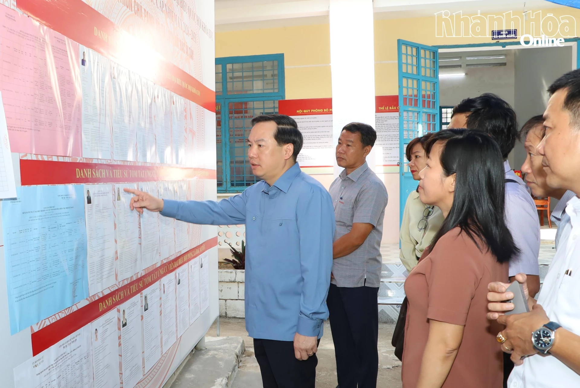 Phó Bí thư Thường trực Tỉnh ủy Hồ Xuân Trường kiểm tra nơi niêm yết danh sách người ứng cử tại khu vực bỏ phiếu số 1 đặt tại điểm Trường Tiểu học – Trung học cơ sở Võ Thị Sáu.