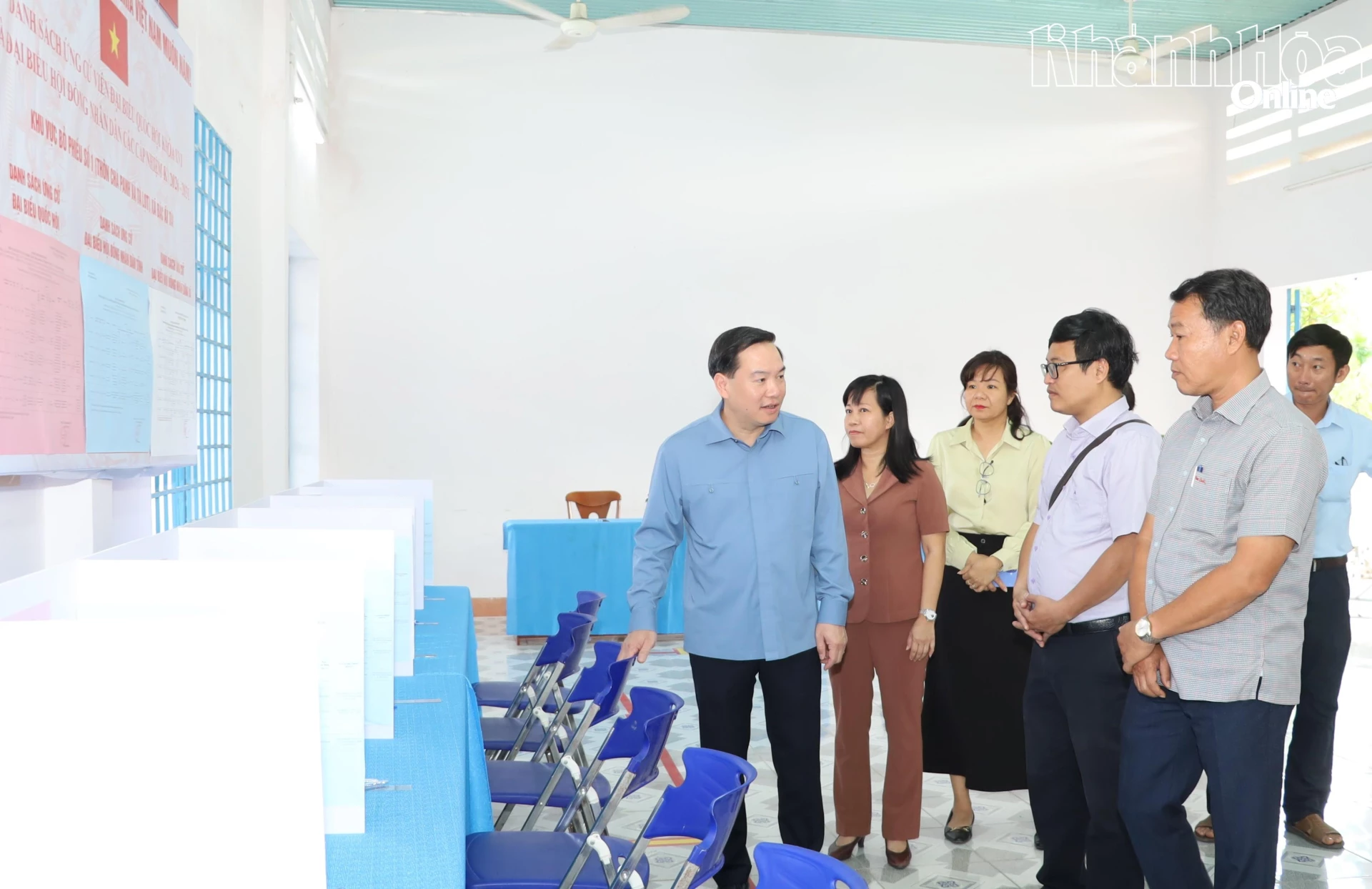 Đồng chí Hồ Xuân Trường kiểm tra khu vực bỏ phiếu tại điểm Trường Tiểu học – Trung học cơ sở Võ Thị Sáu.