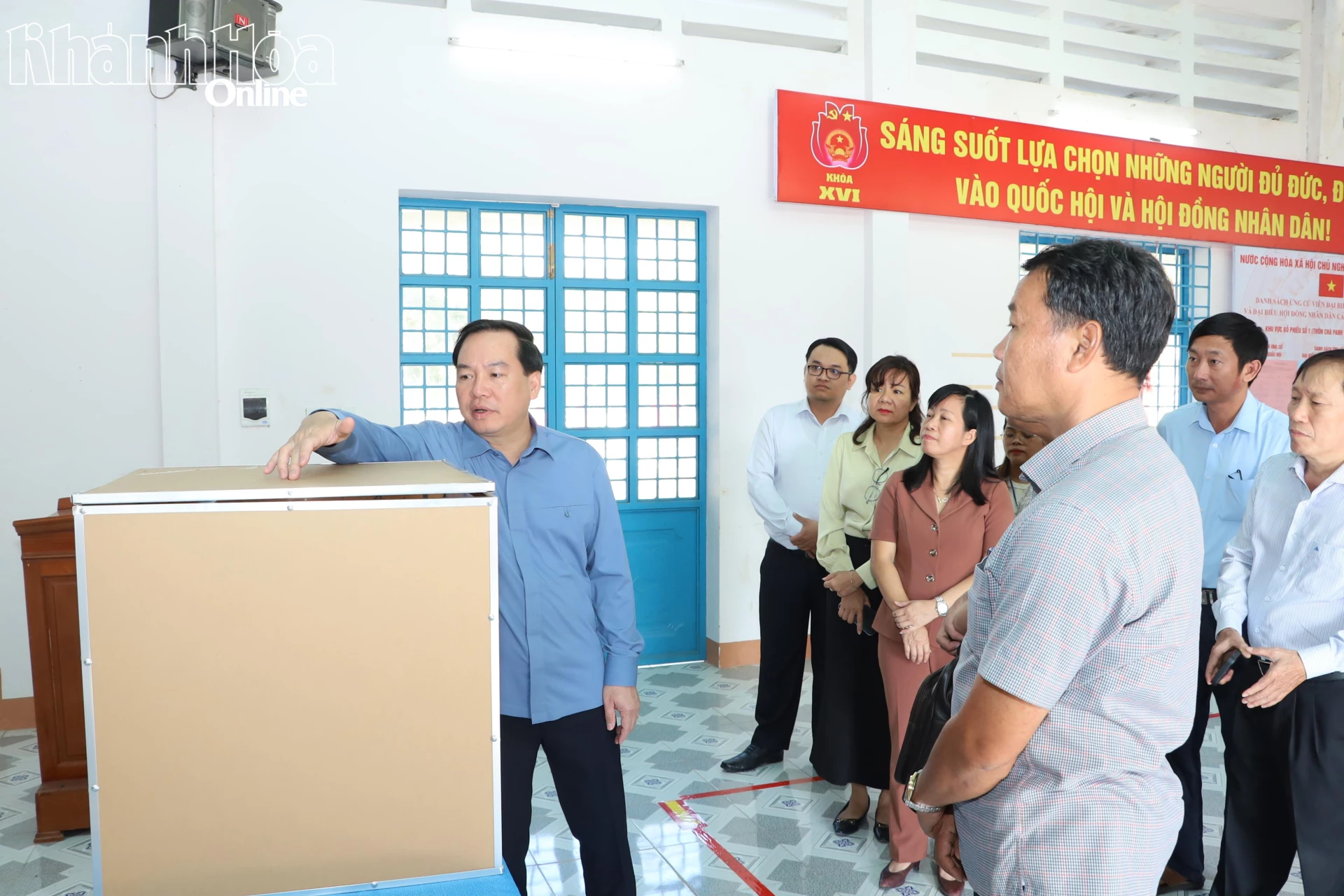 Phó Bí thư Thường trực Tỉnh ủy Hồ Xuân Trường kiểm tra việc chuẩn bị thùng phiếu tại điểm Trường Tiểu học – Trung học cơ sở Võ Thị Sáu.