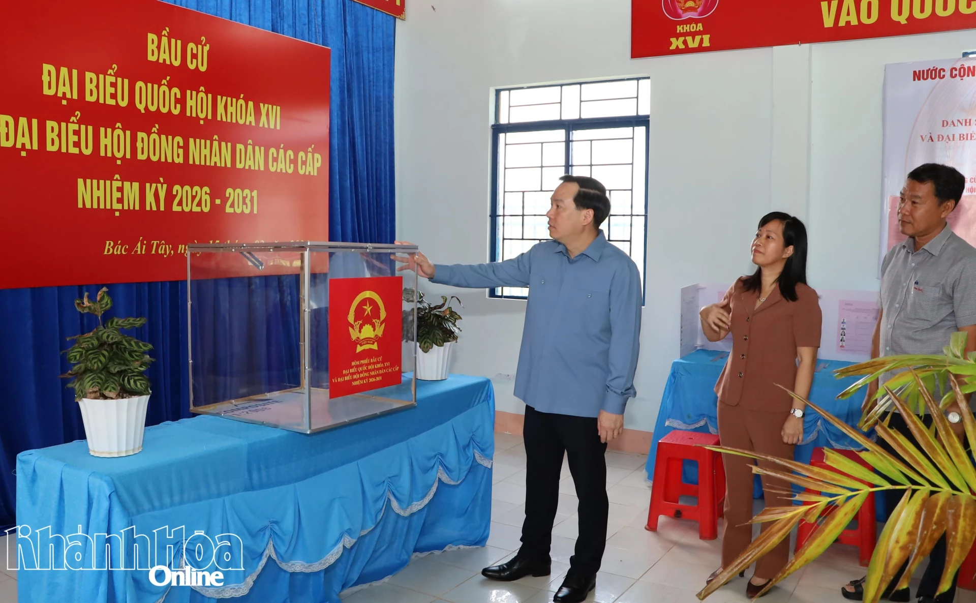 Đồng chí Hồ Xuân Trường kiểm tra khu vực bỏ phiếu số 2 thôn Đá Trắng (xã Bác Ái Tây).