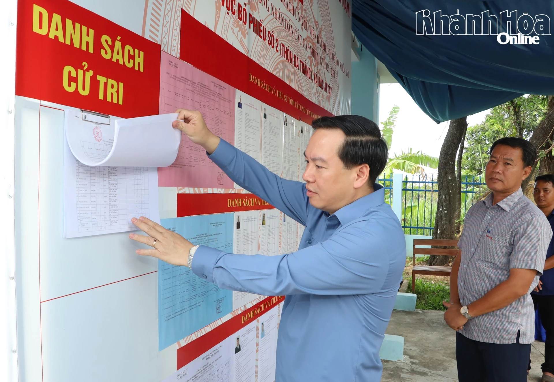 Phó Bí thư Thường trực Tỉnh ủy Hồ Xuân Trường kiểm tra danh sách cử tri niêm yết tại khu vực bỏ phiếu số 2 thôn Đá Trắng (xã Bác Ái Tây).