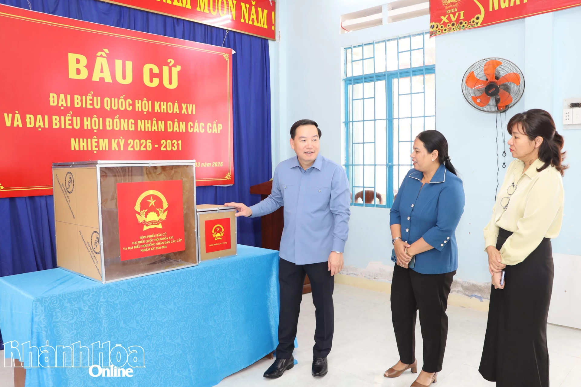 Đồng chí Hồ Xuân Trường kiểm tra công tác chuẩn bị thùng phiếu tại điểm bỏ phiếu Nhà sinh hoạt cộng đồng thôn Ma Oai (xã Bác Ái).