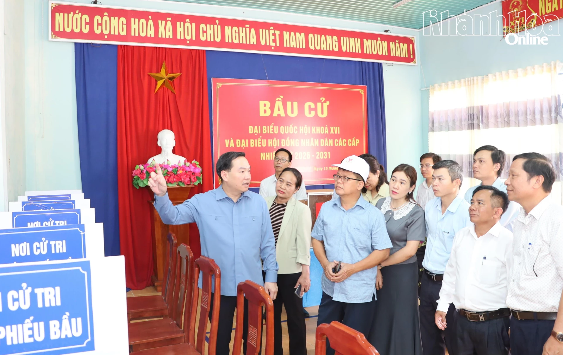 Phó Bí thư Thường trực Tỉnh ủy Hồ Xuân Trường kiểm tra khu vực bỏ phiếu tại thôn Tà Lú 1 (xã Bác Ái Đông).