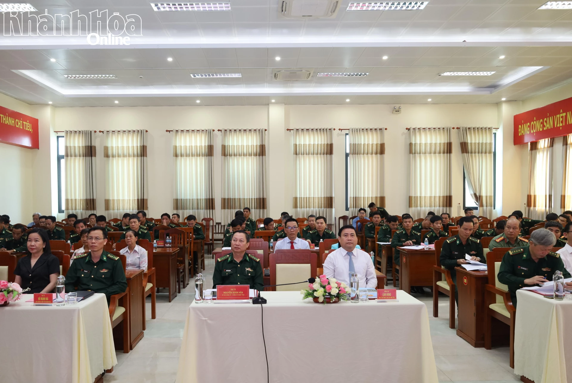 Các đại biểu dự hội nghị.