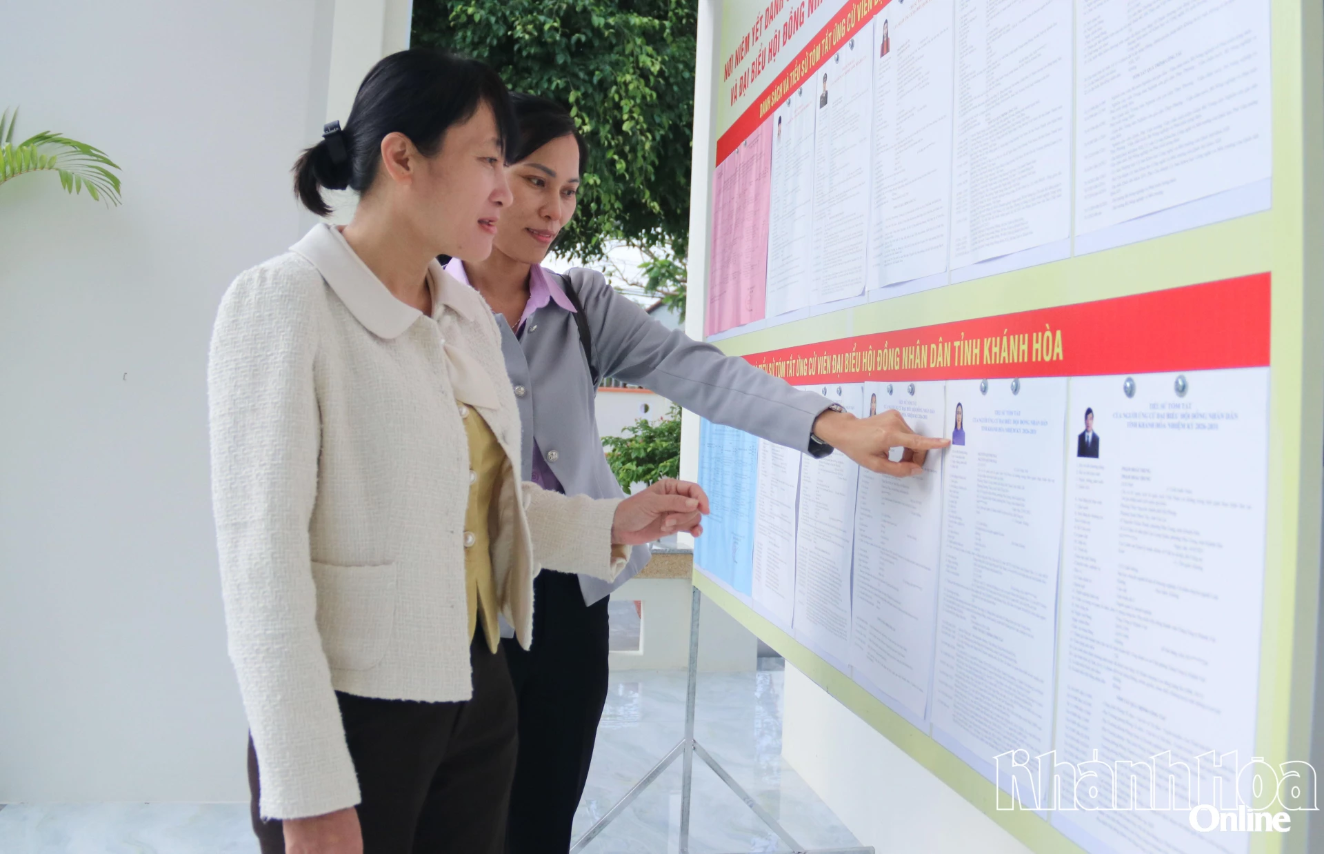 Các cử tri tìm hiểu tiểu sử tóm tắt của các ứng cử viên HĐND tỉnh.