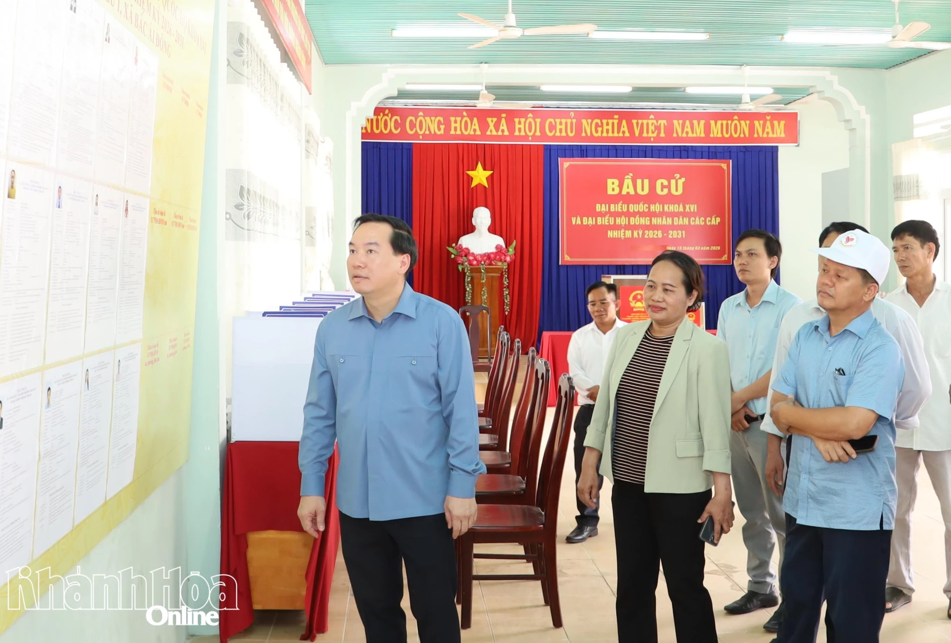 Đồng chí Hồ Xuân Trường kiểm tra khu vực bỏ phiếu tại thôn Tà Lú 2 (xã Bác Ái Đông).