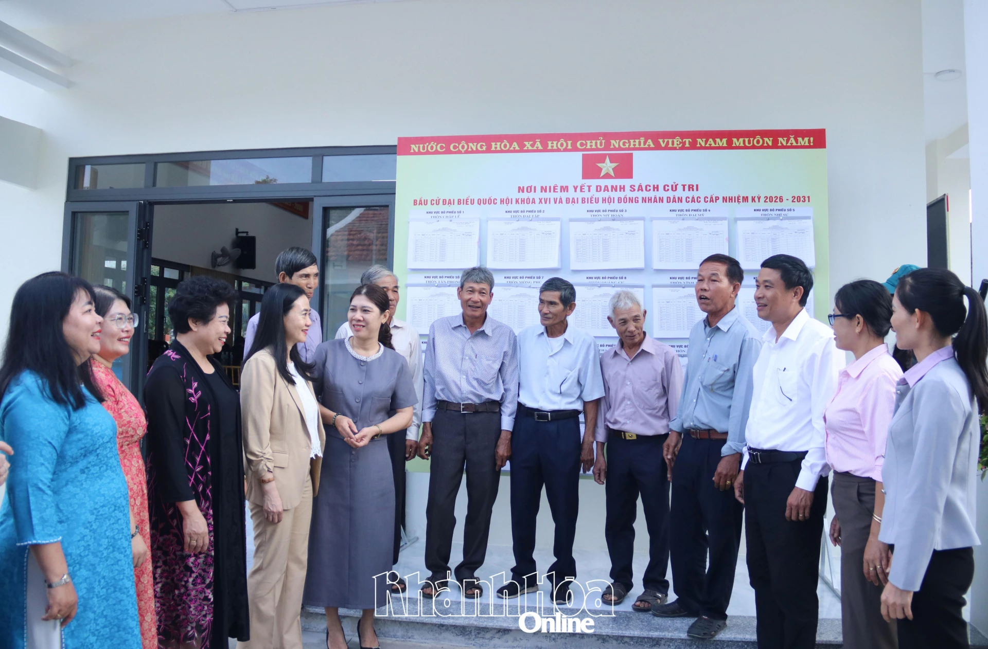 Các ứng cử viên đại biểu HĐND tỉnh trò chuyện với cử tri xã Hòa Trí.