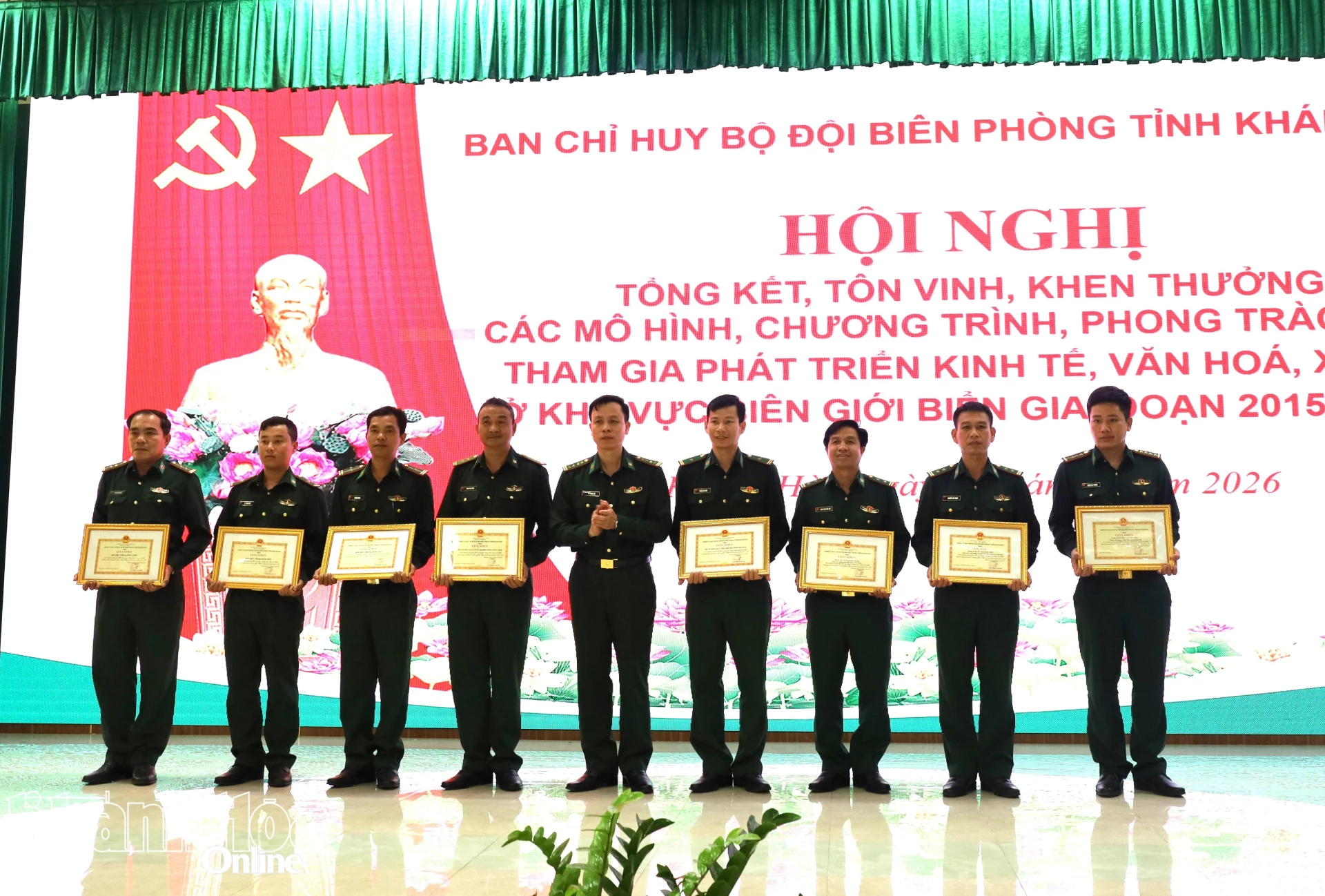 Các tập thể, cá nhân nhận giấy khen của Ban Chỉ huy Bộ đội Biên phòng tỉnh.