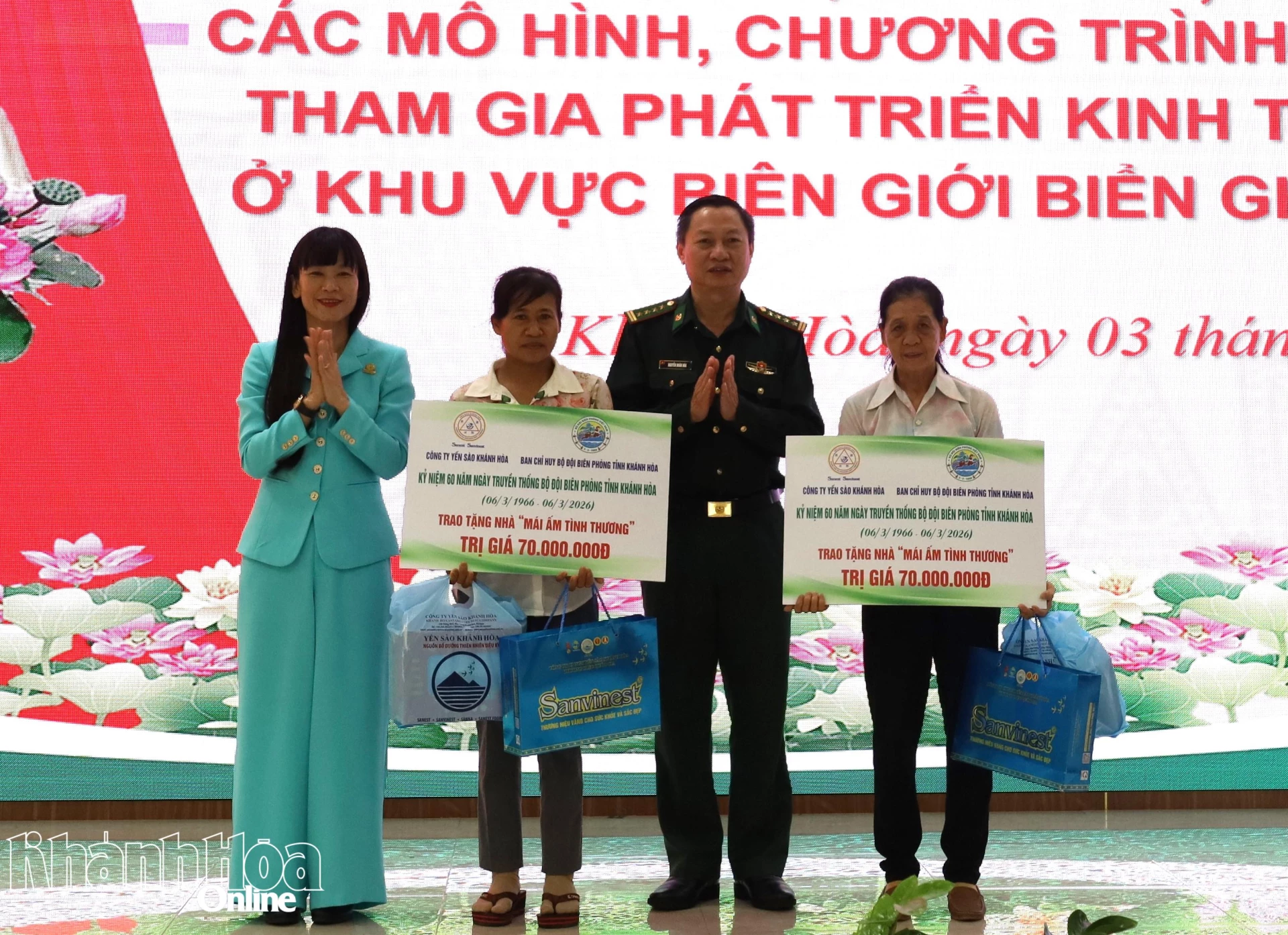 Đại diện 2 đơn vị trao tượng trưng hỗ trợ kinh phí xây tặng nhà Mái ấm tình thương cho 2 hộ dân.