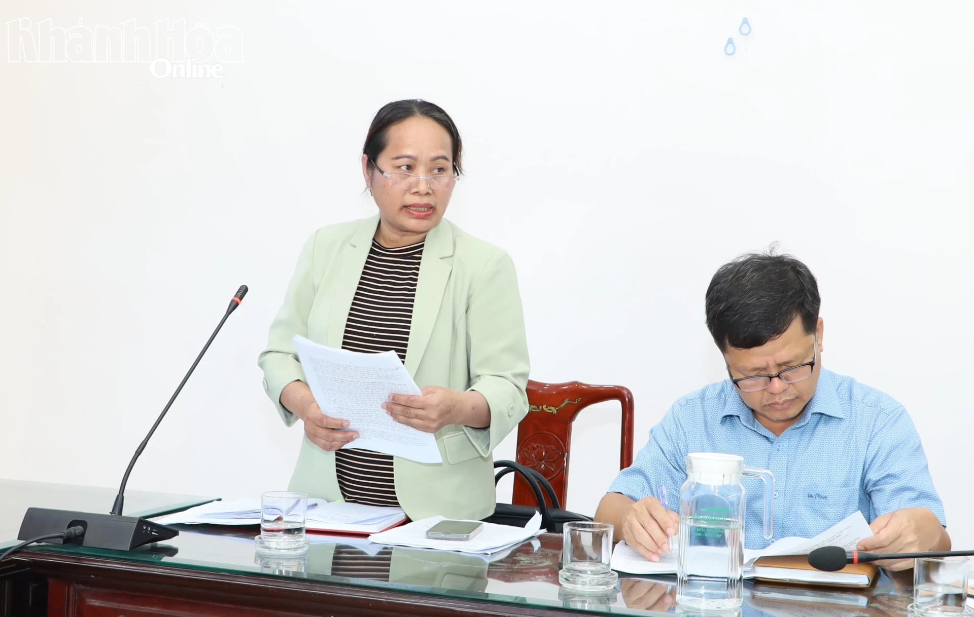 Lãnh đạo xã Bác Ái Đông báo cáo các nội dung chuẩn bị bầu cử.