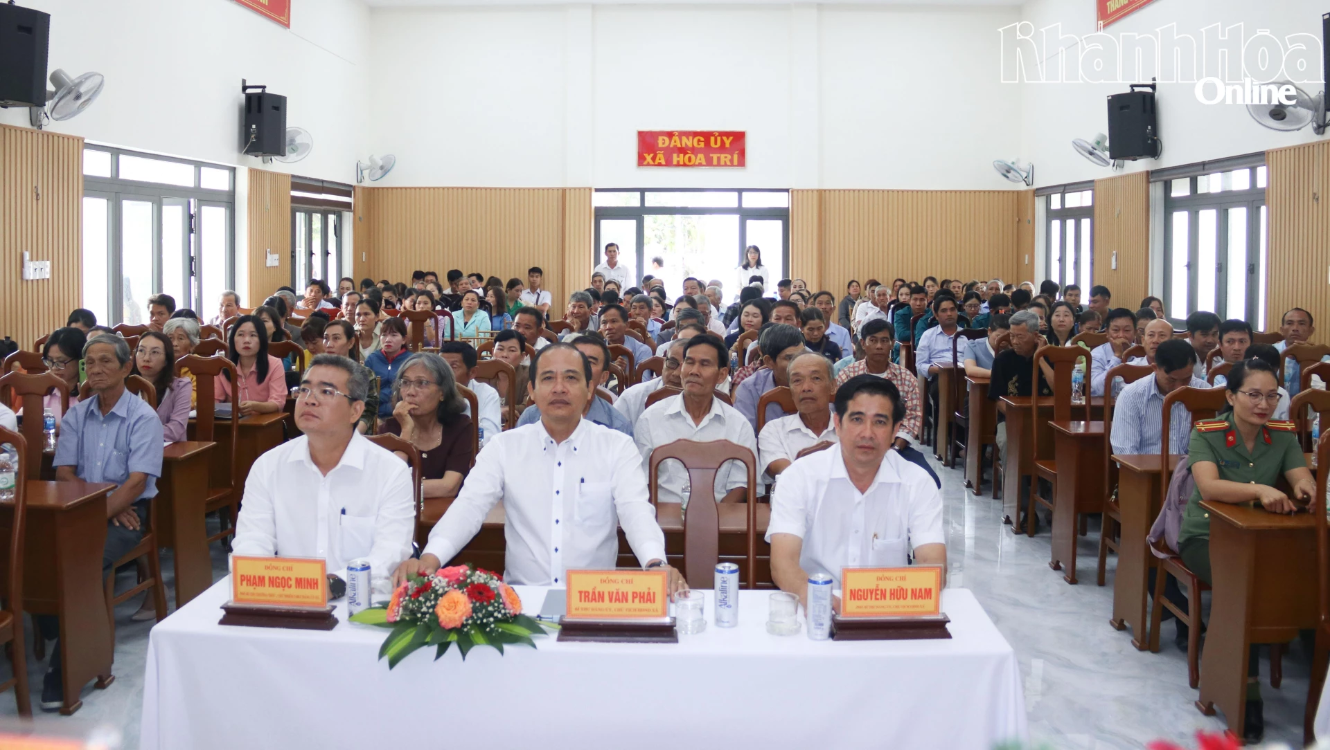 Quang cảnh hội nghị tiếp xúc cử tri tại xã Hòa Trí.