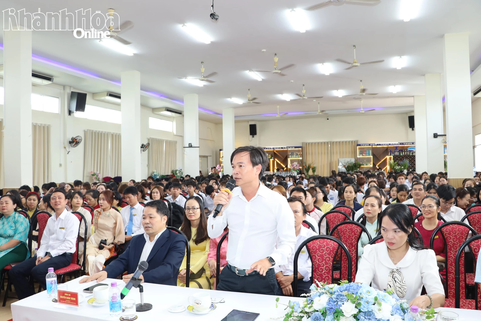 Cán bộ, giảng viên Trường Cao đẳng Du lịch Nha Trang nêu ý kiến tại hội nghị.