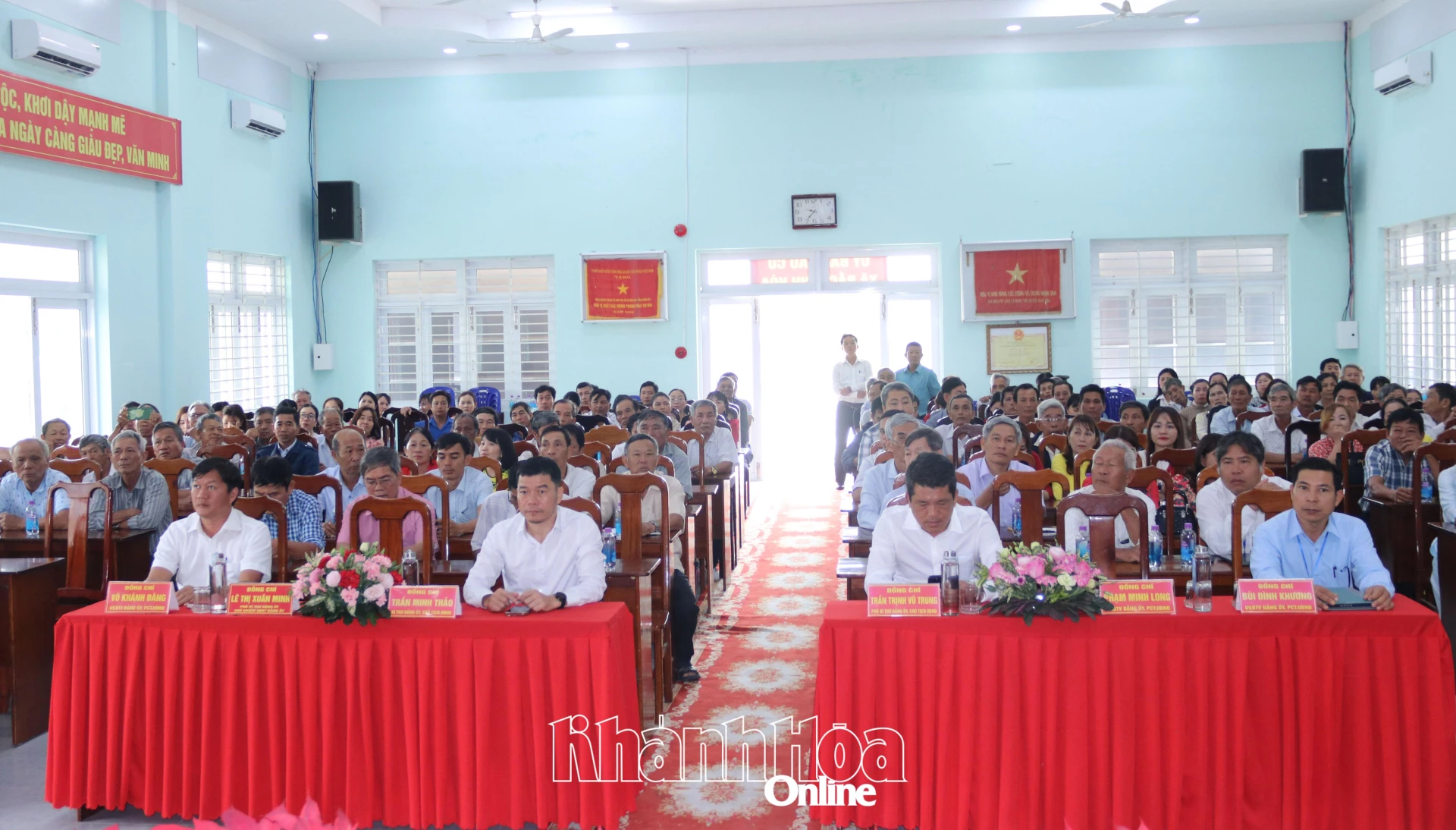 Quang cảnh tiếp xúc cử tri ở xã Bắc Ninh Hòa.