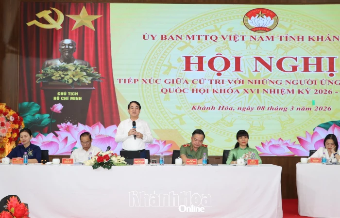 Bí thư Tỉnh ủy Nghiêm Xuân Thành và những người ứng cử đại biểu Quốc hội khóa XVI tiếp xúc cử tri Trường Cao đẳng Du lịch Nha Trang