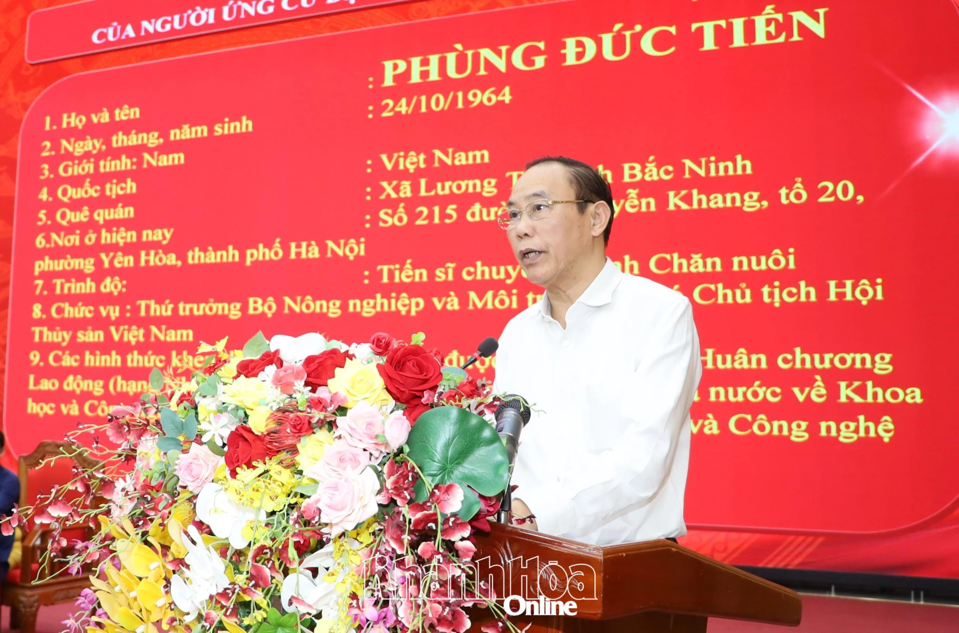 Thứ trưởng Bộ Nông nghiệp và Môi trường Phùng Đức Tiến trình bày chương trình hành động.