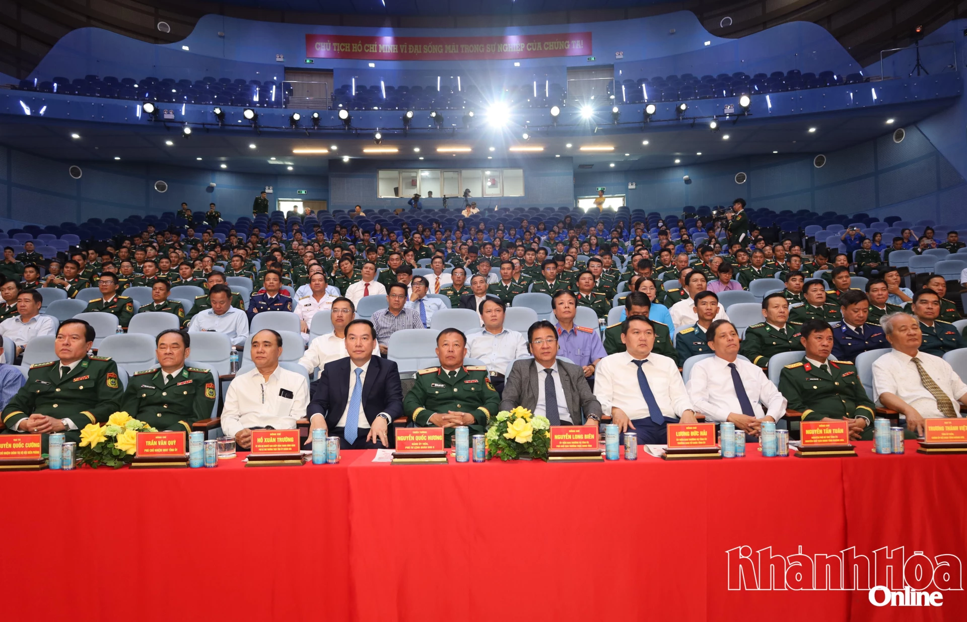 Các đại biểu dự lễ.