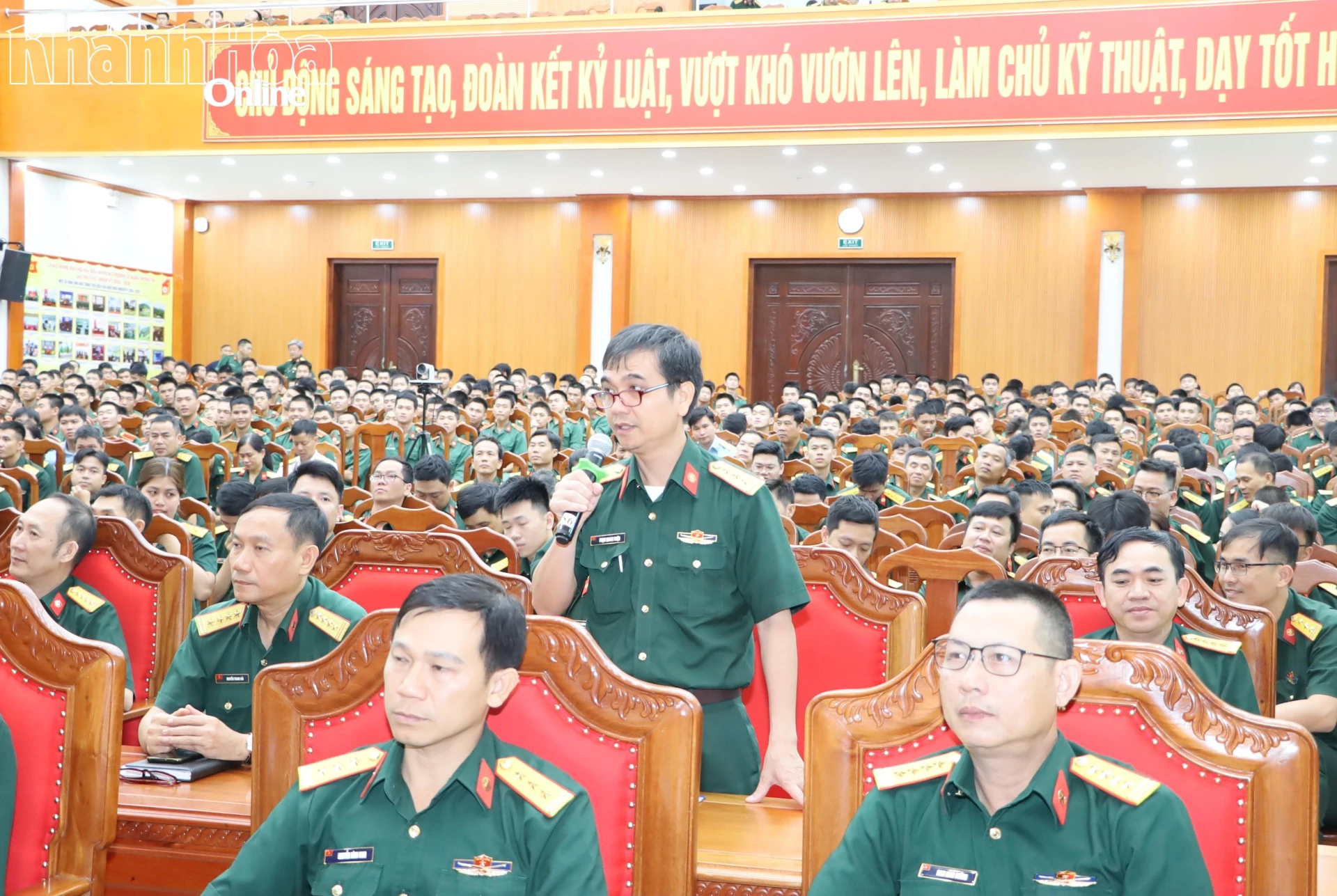 Cán bộ, sĩ quan Trường Sĩ quan Thông tin nêu ý kiến tại hội nghị.
