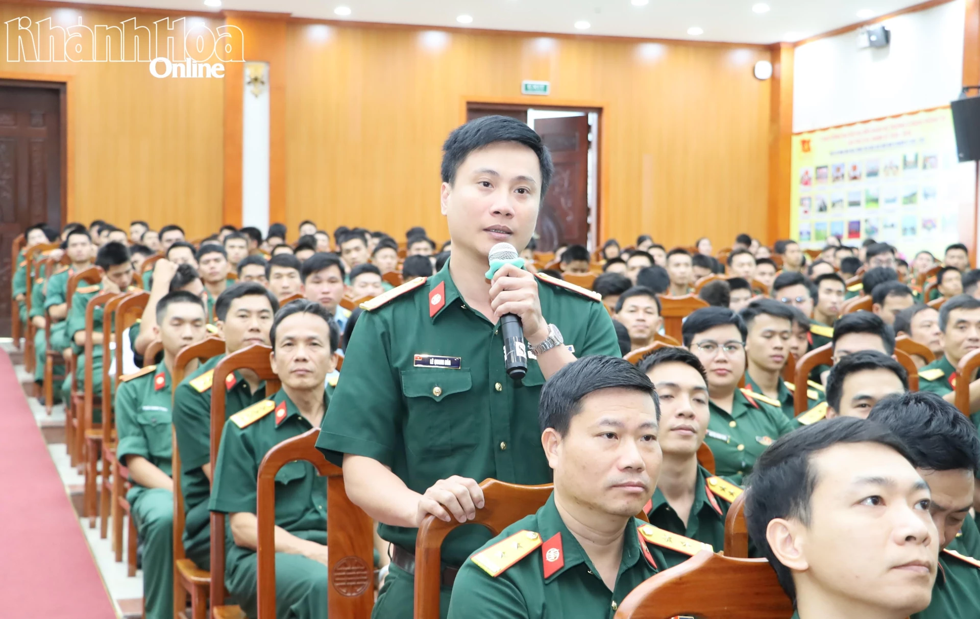 Cử tri Trường Sĩ quan Thông tin nêu ý kiến tại hội nghị.