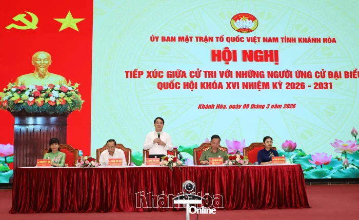 Bí thư Tỉnh ủy Nghiêm Xuân Thành và những người ứng cử đại biểu Quốc hội khóa XVI tiếp xúc cử tri Trường Sĩ quan Thông tin