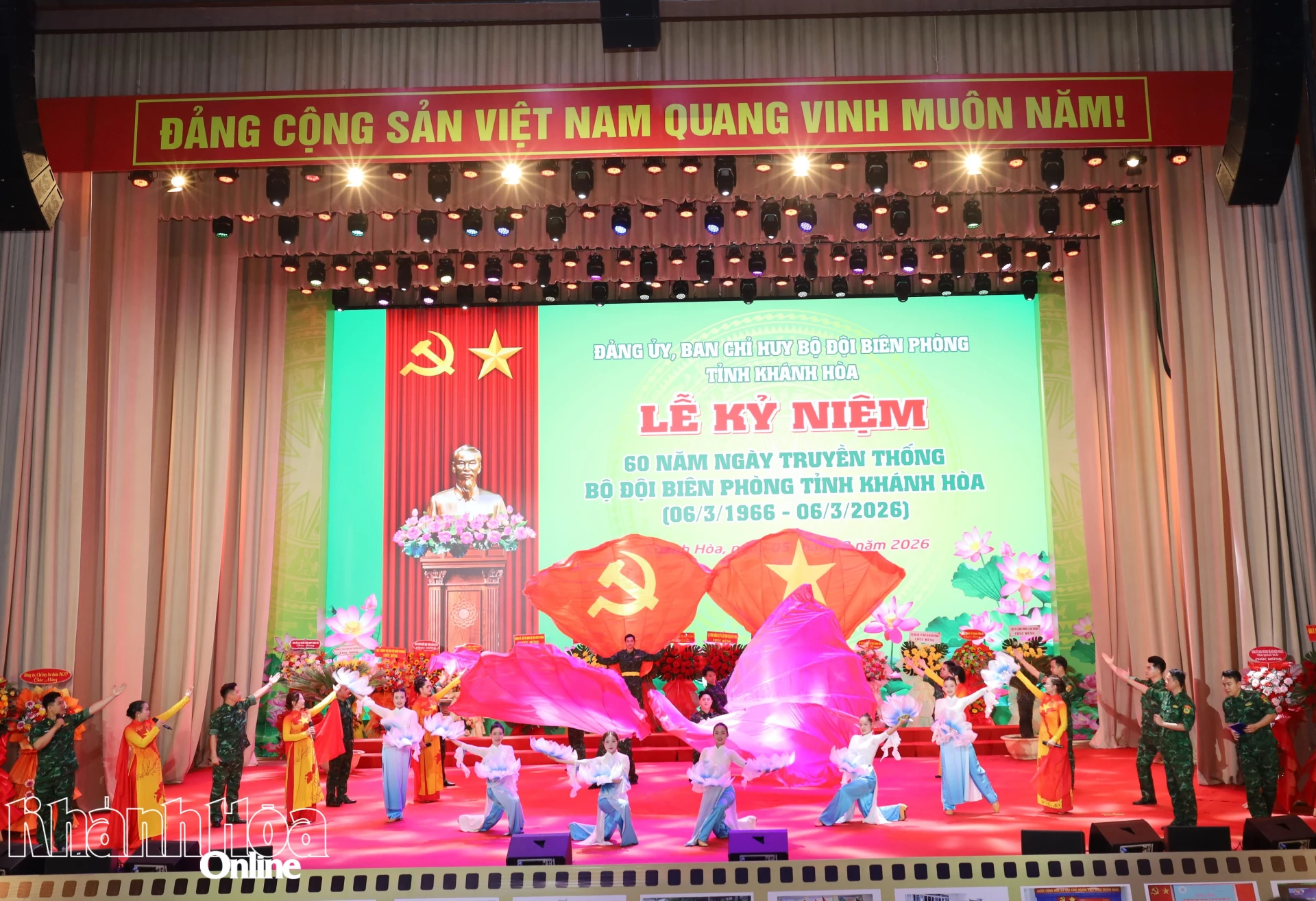 Chương trình văn nghệ chào mừng buổi lễ.