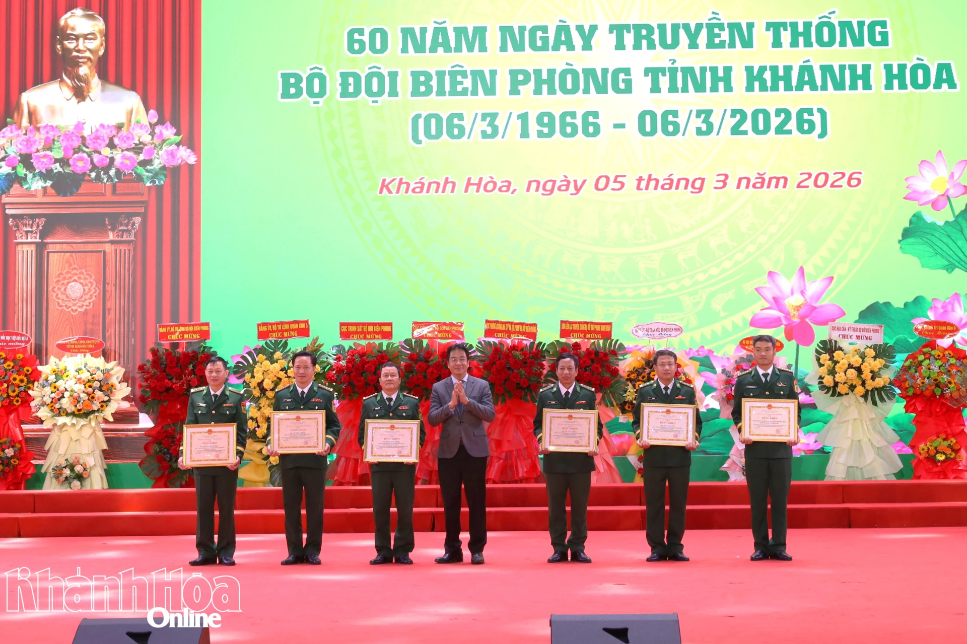 Đồng chí Nguyễn Long Biên trao Bằng khen cho các tập thể, cá nhân.