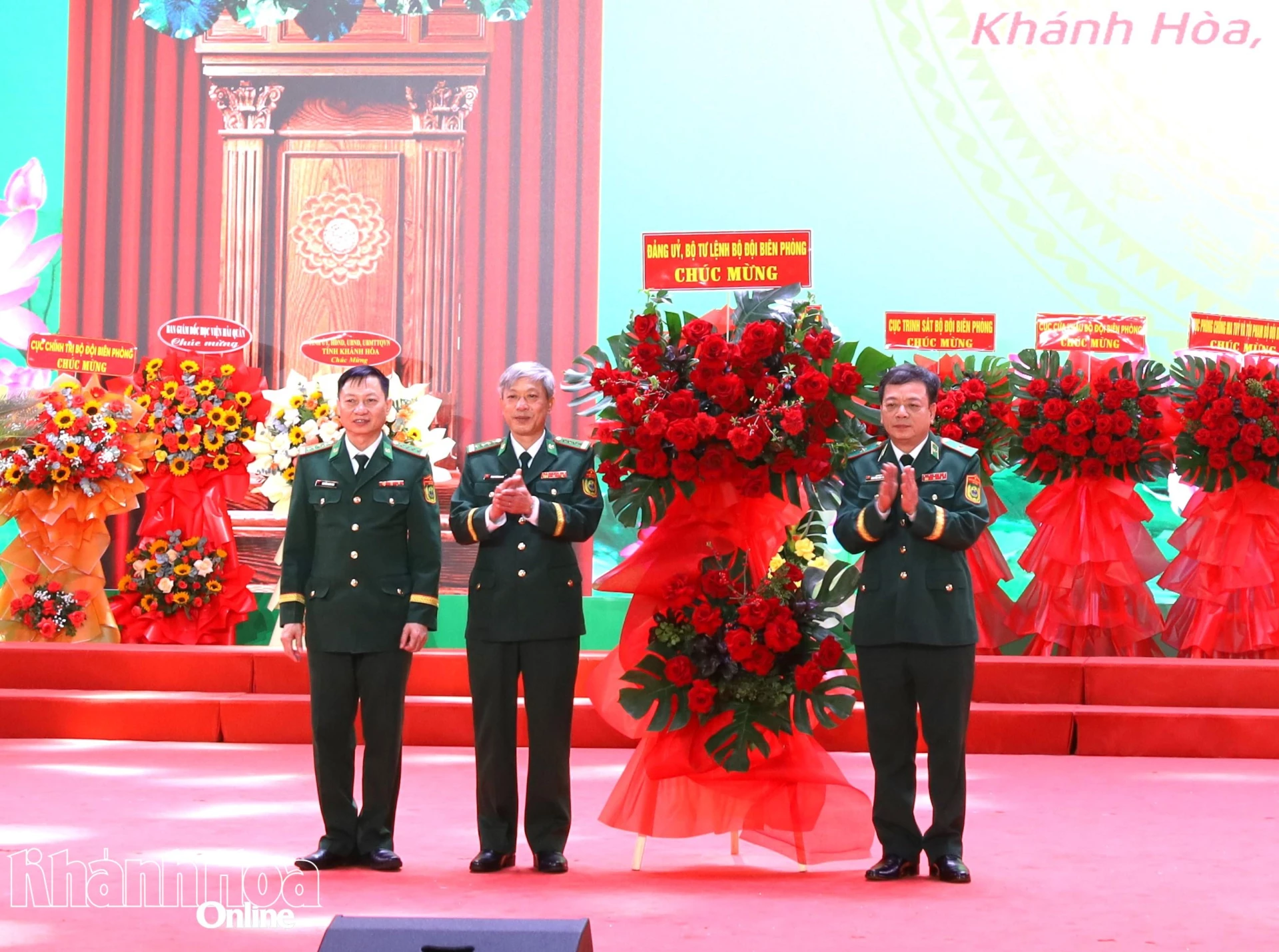 Lãnh đạo Bộ Tư lệnh Bộ đội Biên phòng tặng hoa chúc mừng đơn vị.