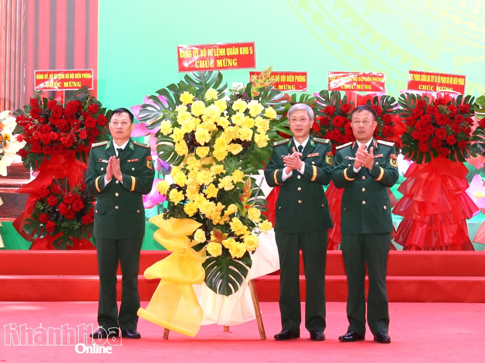 Lãnh đạo Quân khu 5 tặng hoa chúc mừng đơn vị.