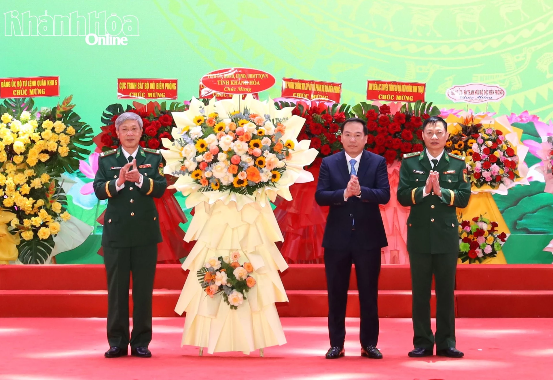 Đồng chí Hồ Xuân Trường tặng hoa chúc mừng đơn vị.