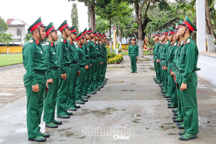 Những ngày đầu trong môi trường quân ngũ