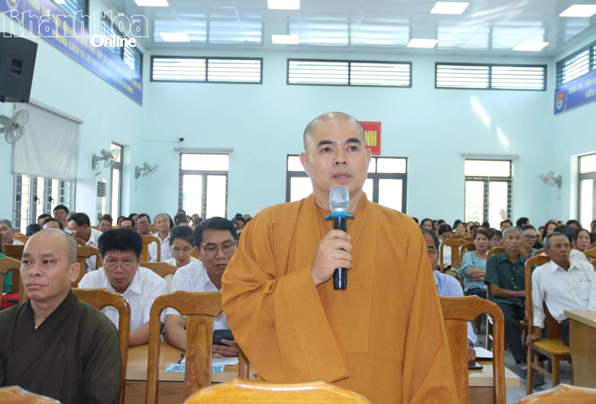 Cử tri xã Tân Định nêu đề xuất, kiến nghị tại buổi tiếp xúc.