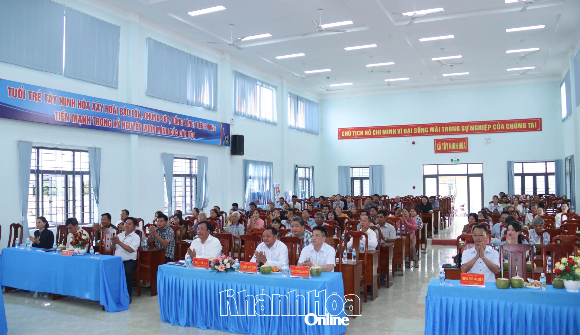 Quang cảnh buổi tiếp xúc cử tri tại xã Tây Ninh Hòa.