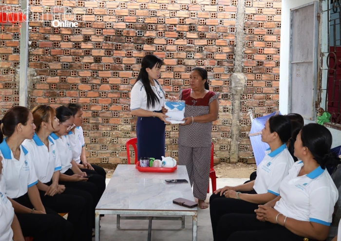 Hội Phụ nữ xã Nam Khánh Vĩnh tặng quà phụ nữ khuyết tật nhân Ngày Quốc tế Hạnh phúc