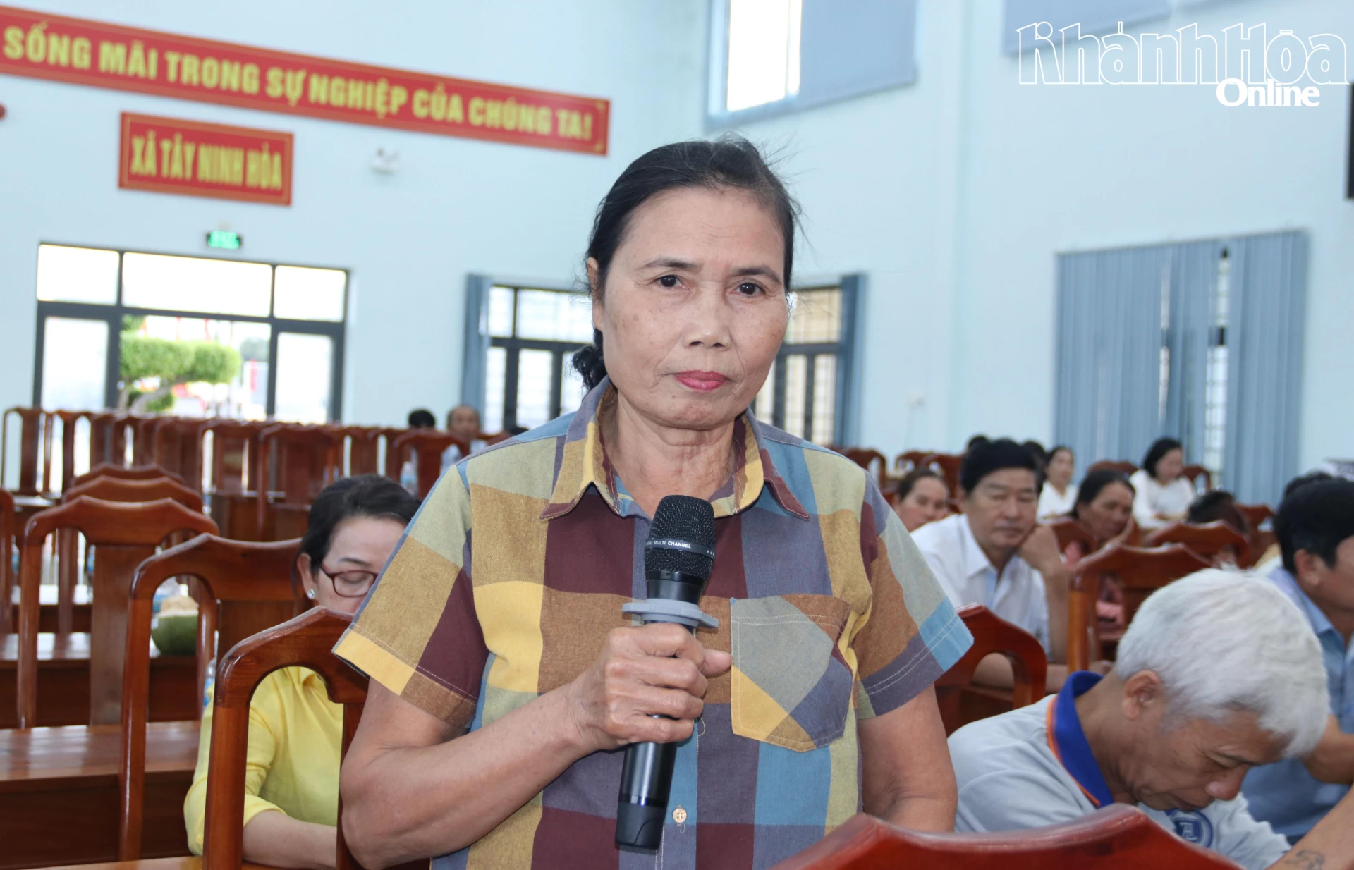 Cử tri xã Tây Ninh Hòa nêu đề xuất, kiến nghị tại buổi tiếp xúc.