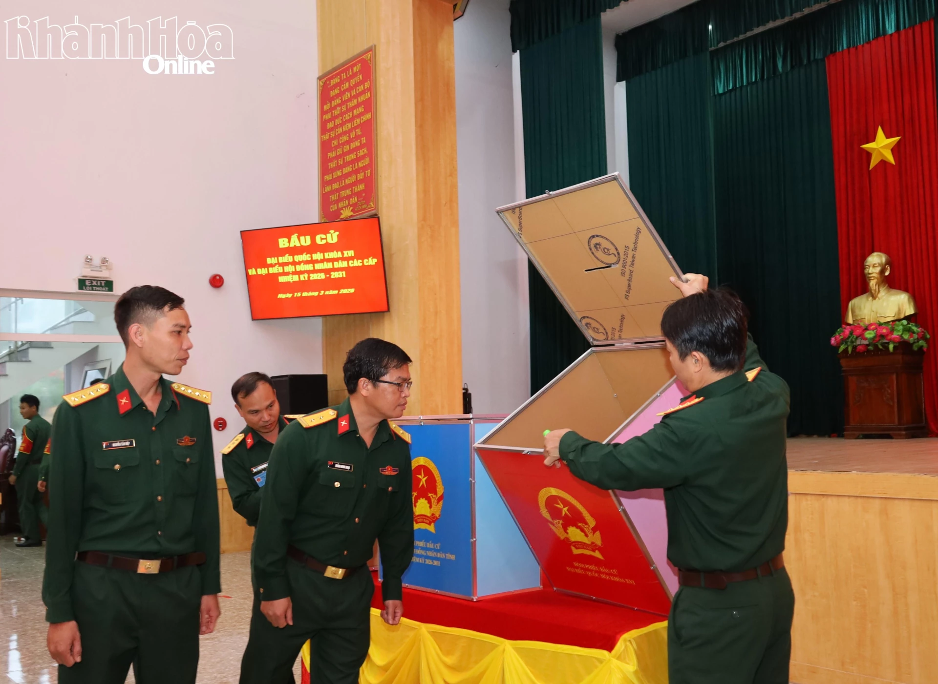 Thành viên tổ bầu cử kiểm tra thùng phiếu trước khi bầu cử.