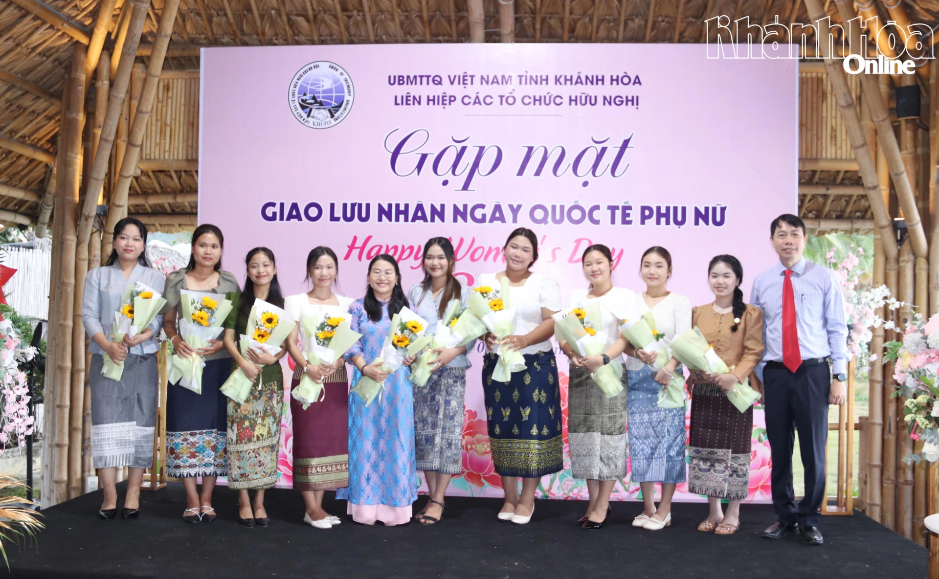 Lãnh đạo Liên hiệp các tổ chức hữu nghị Khánh Hòa và lãnh đạo Tỉnh đoàn tặng hoa chúc mừng các học viên nữ người Lào đang học tập tại Khánh Hòa.